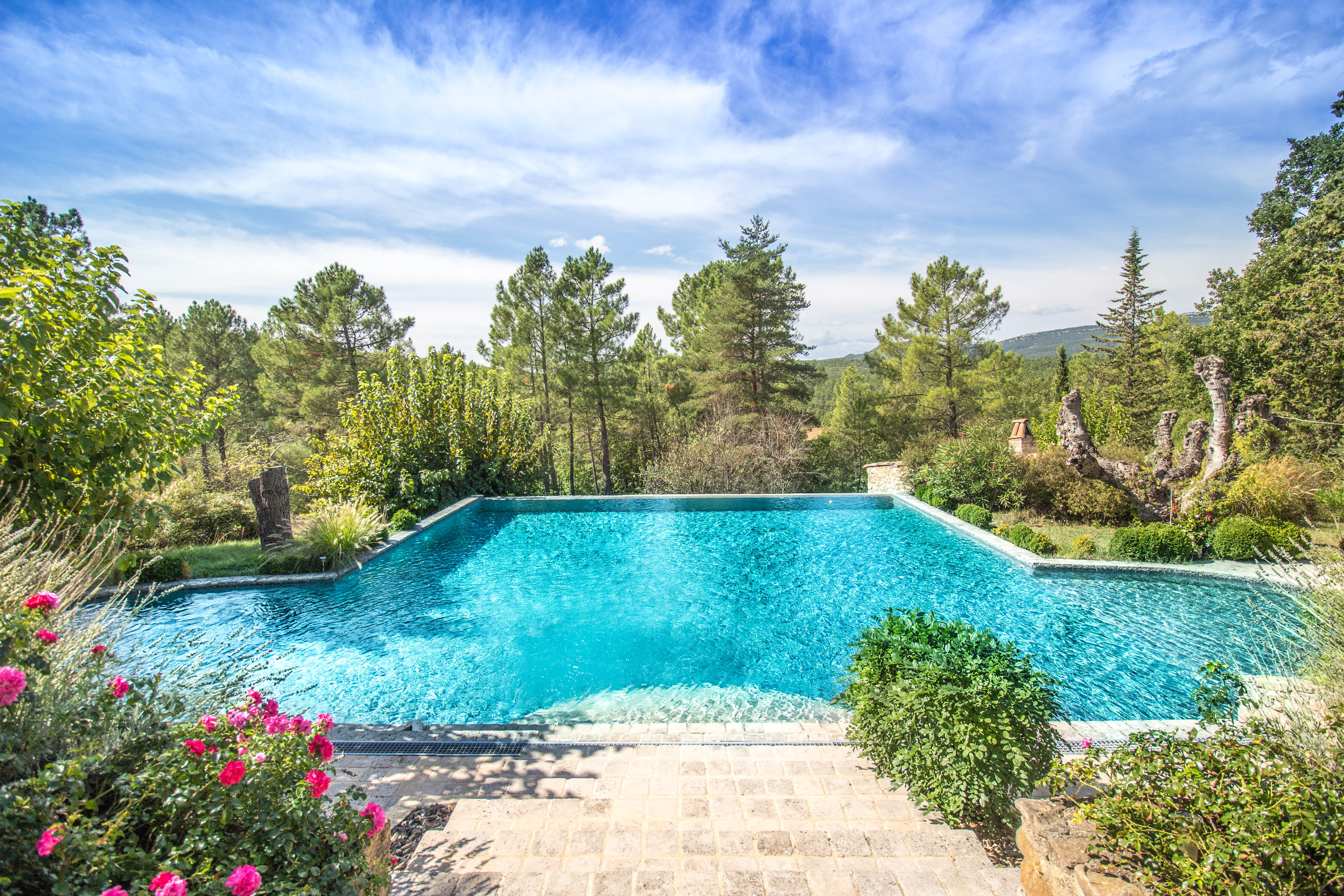 {'fr': 'Nos agences', 'en': 'Our agencies'}